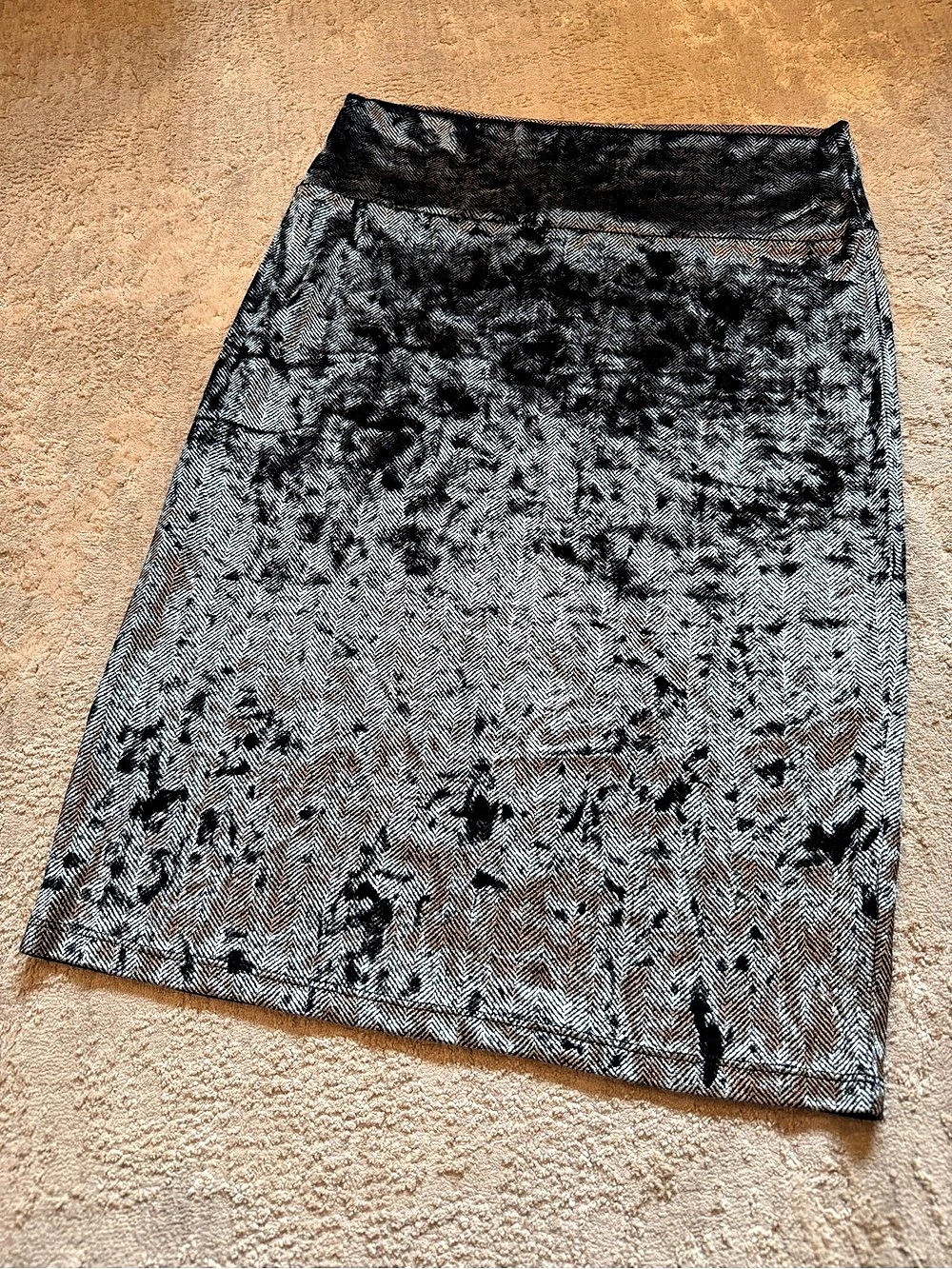 LuLaRoe Cassie Abstract Velvet Pencil Skirt in Gray & Black Medium